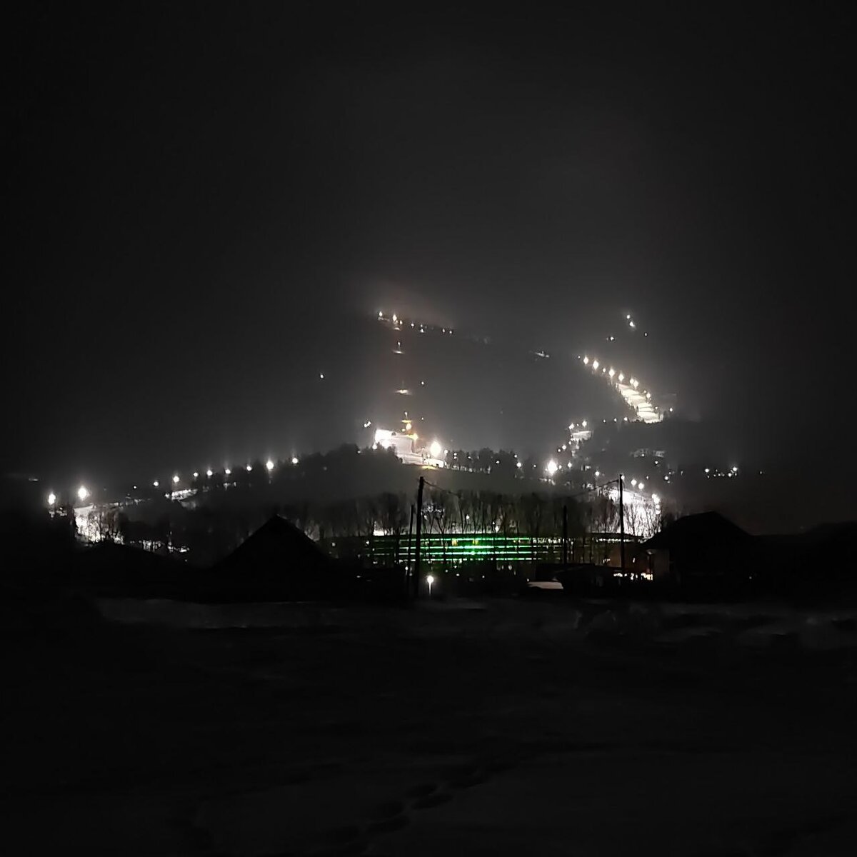 Ночной вид на отель Сбер и гору Малая Синюха