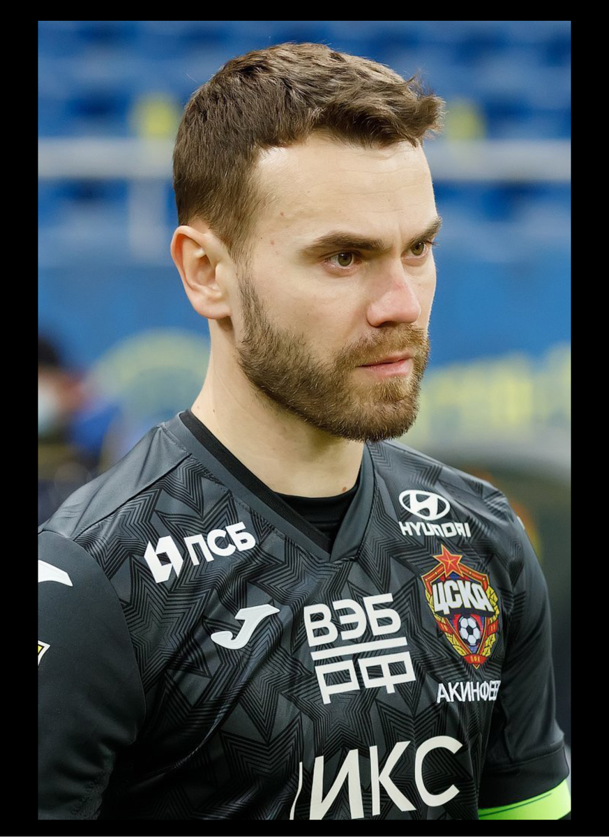 Игорь Владимирович Акинфеев (род. 8 апреля 1986, Видное, Московская область) — российский футболист, вратарь. С начала карьеры выступает за ЦСКА, действующий капитан команды. С 2004 по 2018 годы играл в национальной сборной России, провёл 111 матчей, был капитаном команды на домашнем чемпионате мира 2018 года. Заслуженный мастер спорта России (2005). Шестикратный чемпион России, семикратный обладатель кубка России, семикратный обладатель суперкубка России, обладатель кубка УЕФА, бронзовый призёр чемпионата Европы 2008 года.