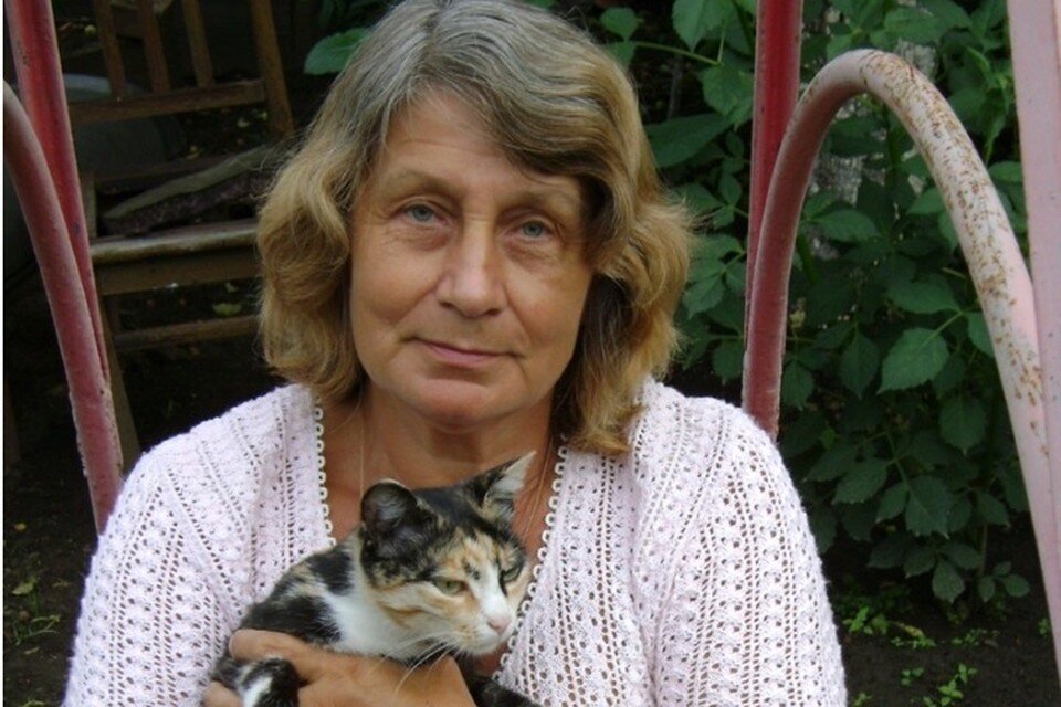    Галина Павловна с одной из спасенных ею кошек. Фото: предоставлено героиней публикации.