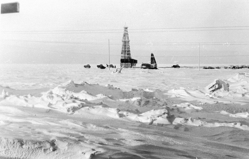 Нефтяная буровая установка в глубоком снегу. Аляска 1970 год.