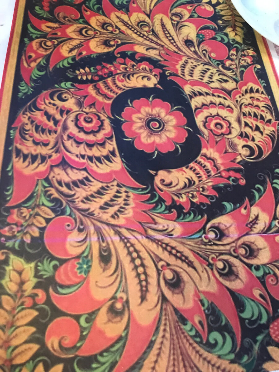 На мастер- классе в оранжерее расписывали ложки под Хохлому.Дают сертификат участника именной.