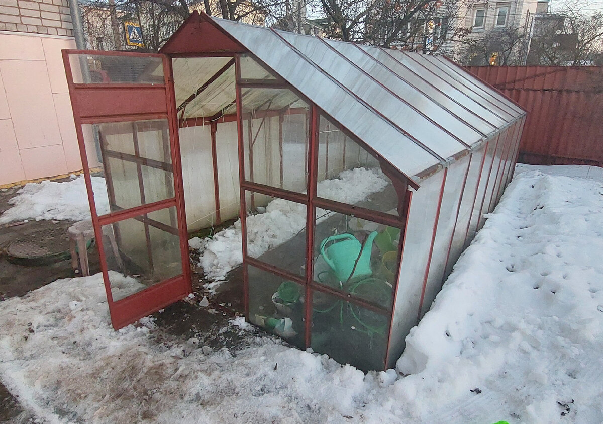 Откопал дверь, открыл.