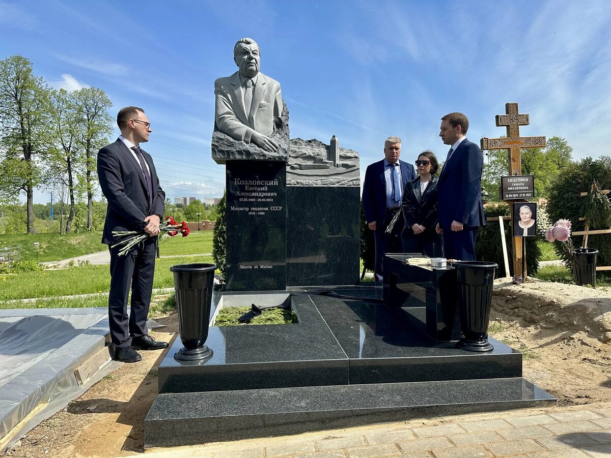 Памятник на могиле Козловского Е. А. на Троекуровском кладбище 