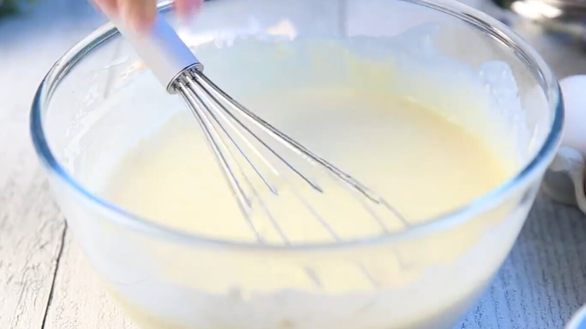   Тоненькие блины на молоке Ингредиенты: В миску разбиваем пару яиц, добавляем сахар, щепотку соли, перемешиваем. Добавляем молоко и просеиваем муку с разрыхлителем.-2