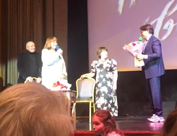 Лариса Лужина (с синим микрофоном) и Андрей Малахов (с зеленым)