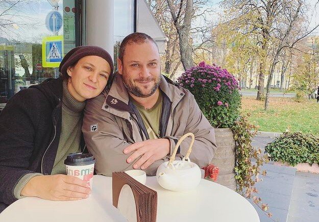 на фото Олеся Железняк и Спартак Сумченко