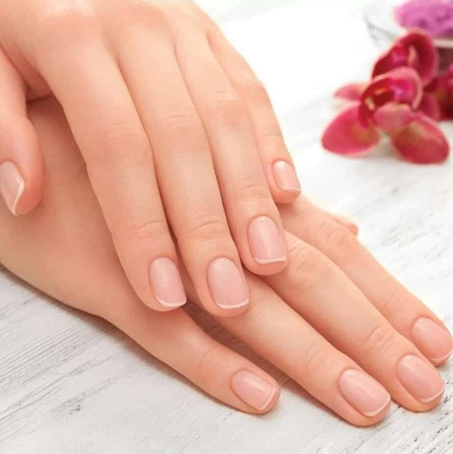 Тренд на натуральность набирает обороты. Люди учатся любить свои губы, ресницы, волосы, какой бы длины или какого цвета они ни были, кожу без загара и пластики и, конечно же, свои ногти, данные им природой. 