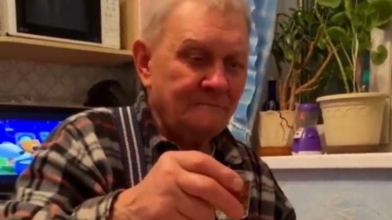 Чашки и тарелки за собой отец не мыл, а оставлял там, где придется