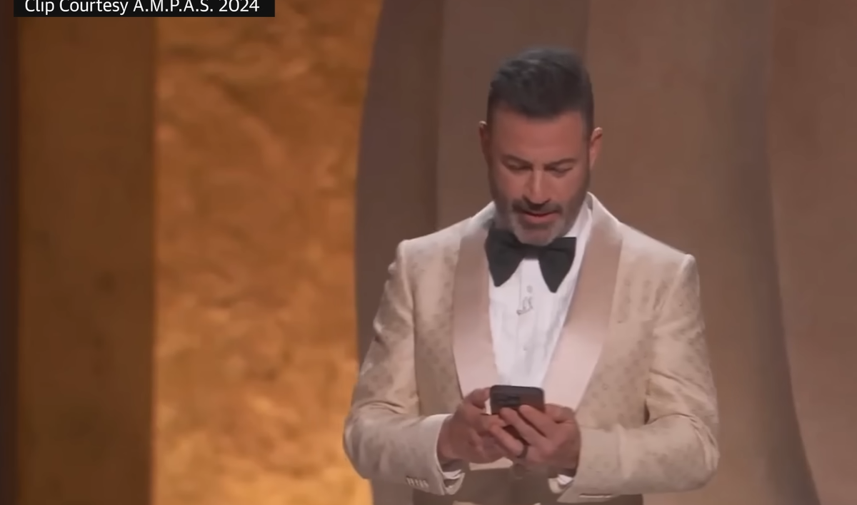 «Разве ваше тюремное заключение не прошло?»: Джимми Киммел раскопал рецензию на «Оскар» Дональда Трампа