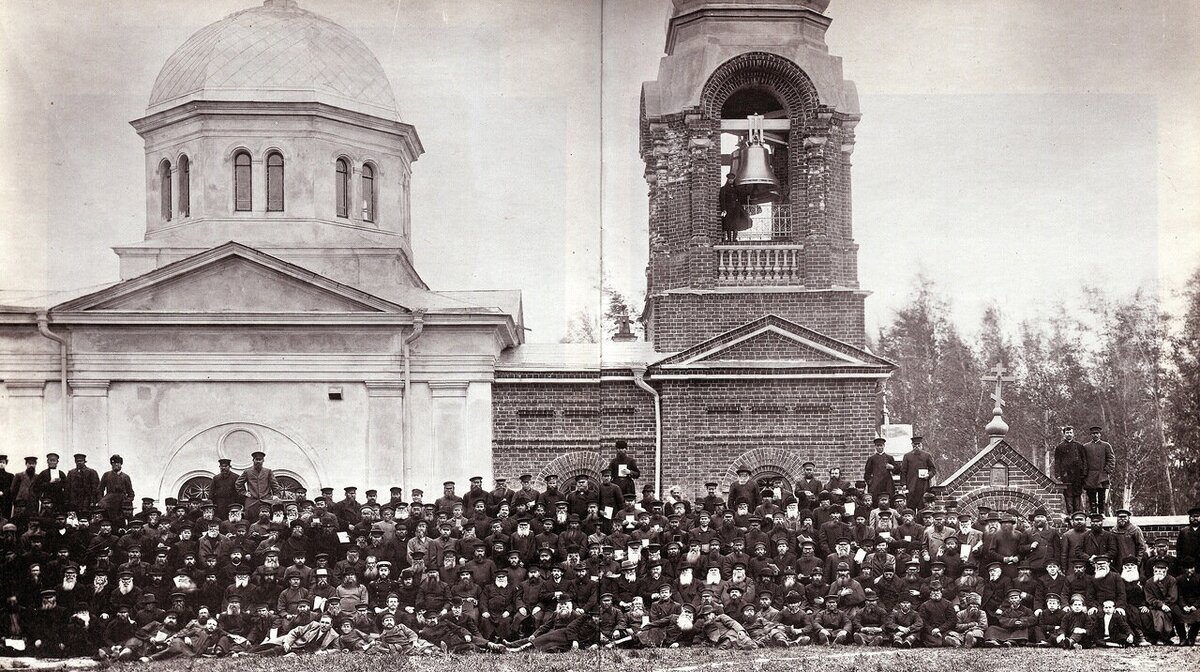 Съезд старообрядцев, на заднем плане храм Николая Угодника в Бугровском ските, начало ХХ в.