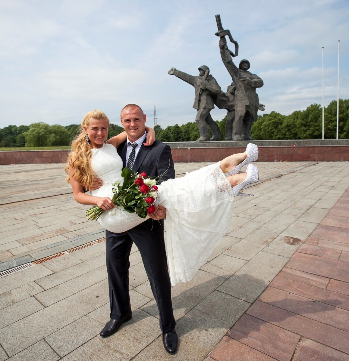    Свадьба Константина и Анны в Риге. В 2022 году памятник Освободителям Риги на заднем фоне снесли / Фото из личного архива