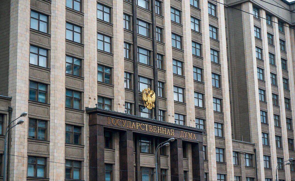 Депутаты Госдумы в первом чтении приняли два законопроекта, которые помогут осужденным, подозреваемым и обвиняемым избежать заключения при условии, что они заключат контракт с ВС РФ. В таком случае срок заменят на условный. 

Исключение — преступники, которые обвиняются в терроризме, шпионаже, госизмене, противоправных действиях в отношении несовершеннолетних и некоторых других тяжких и особо тяжких преступлениях.