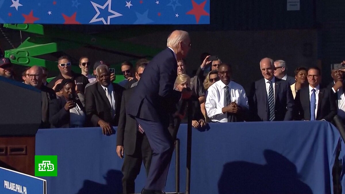    Республиканцы смакуют очередное падение Байдена на лестнице