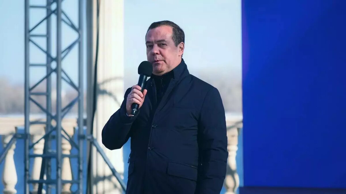     Во вторник Волгоград посетил зампред Совбеза РФ Дмитрий Медведев. Он побывал на Мамаевом кургане и на Центральной набережной, где принял участие в патриотическом митинге-концерте.