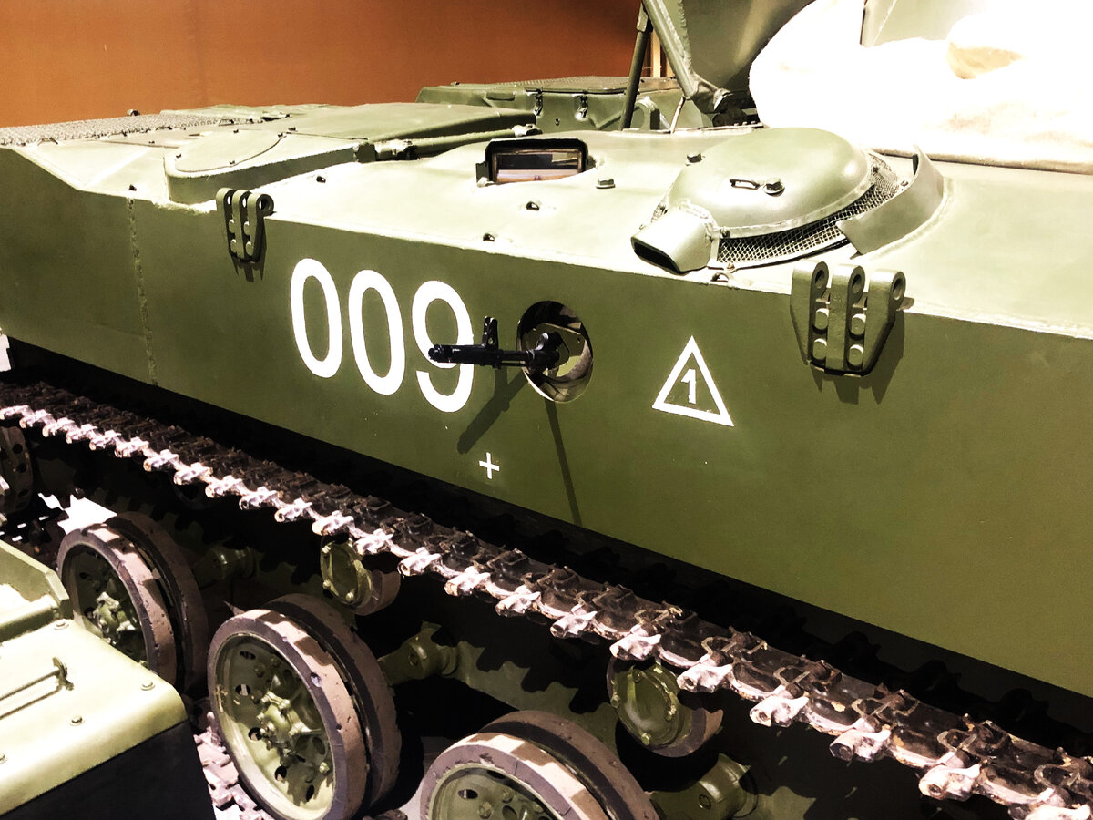 Крепление АКС-74 в шаровой установке амбразуры правого борта. Круглый лючок с сеткой            ( правее и выше)- заборник проб воздуха ФВУ.