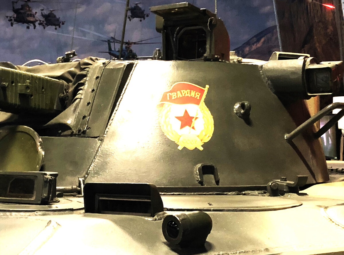 Головная часть зенитного прицела ПЗУ-8 выводится через левый борт башни.