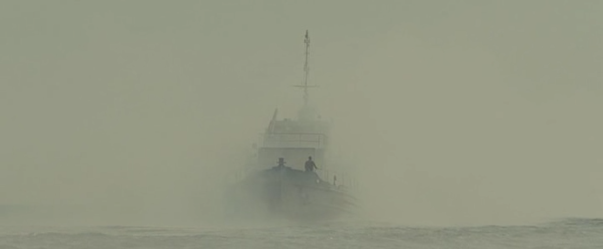 На корме стоит Чак Оул, пока Тедди страдает от морской болезни