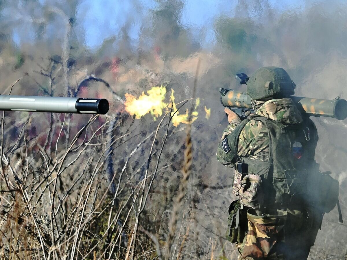    Военнослужащий ВС РФ стреляет из реактивного пехотного огнемета РПО-А "Шмель"© РИА Новости / Алексей Майшев