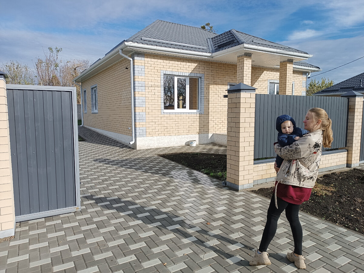 Фото сделано в день подписания предварительного договора. У нас еще нет кредитных обязательств, Саша еще и не умел ходить, у меня ещё не было этого канала на дзене, а приехали мы сюда еще и на старой Чери Кимо☺ ох, как много изменилось за эти 3 с не большим месяца