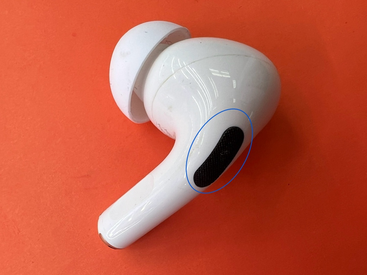 Почистите сеточки на наушниках 