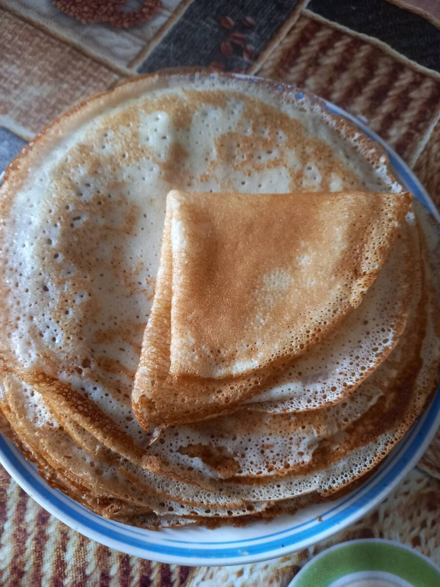 Вот чего-чего, а фотографий блинов в моём архиве оказалось великое множество