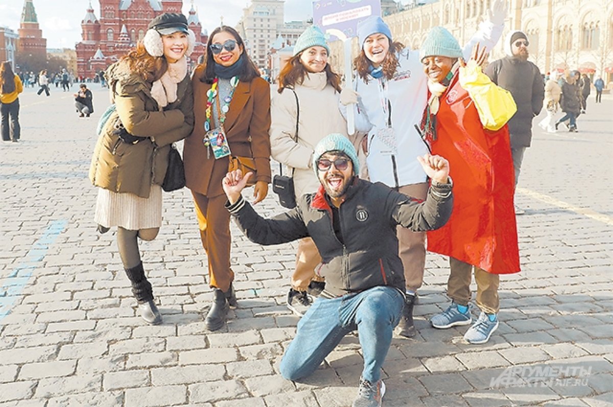    Трёхдневное пребывание в Москве для иностранной молодёжи началось с экскурсии по Красной площади.