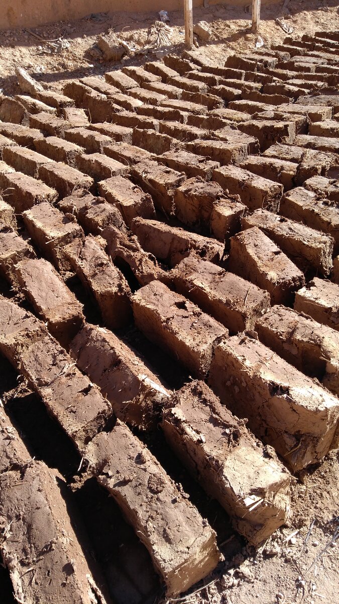 Изготовление кирпича-сырца