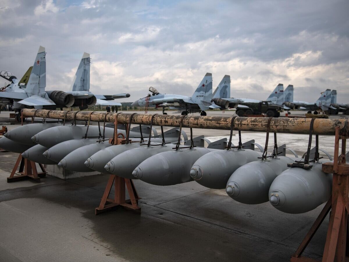    Авиационные бомбы на аэродроме базирования истребителей ВКС России, задействованных в специальной военной операции© РИА Новости / Валентин Капустин