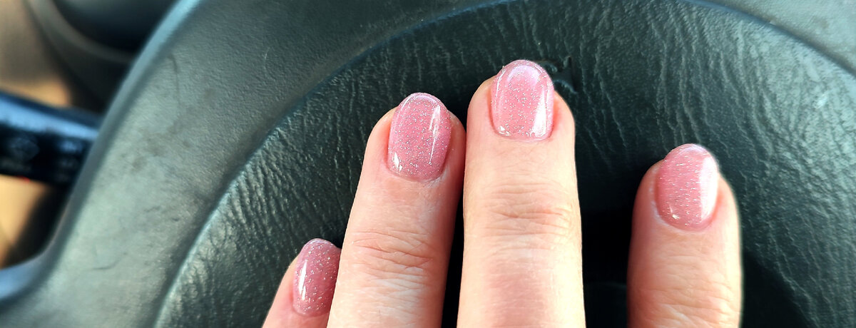 Я же  свой выбор опять остановила на розовом, разве что блёсток в этот раз чуть-чуть больше, чем в прошлый. 