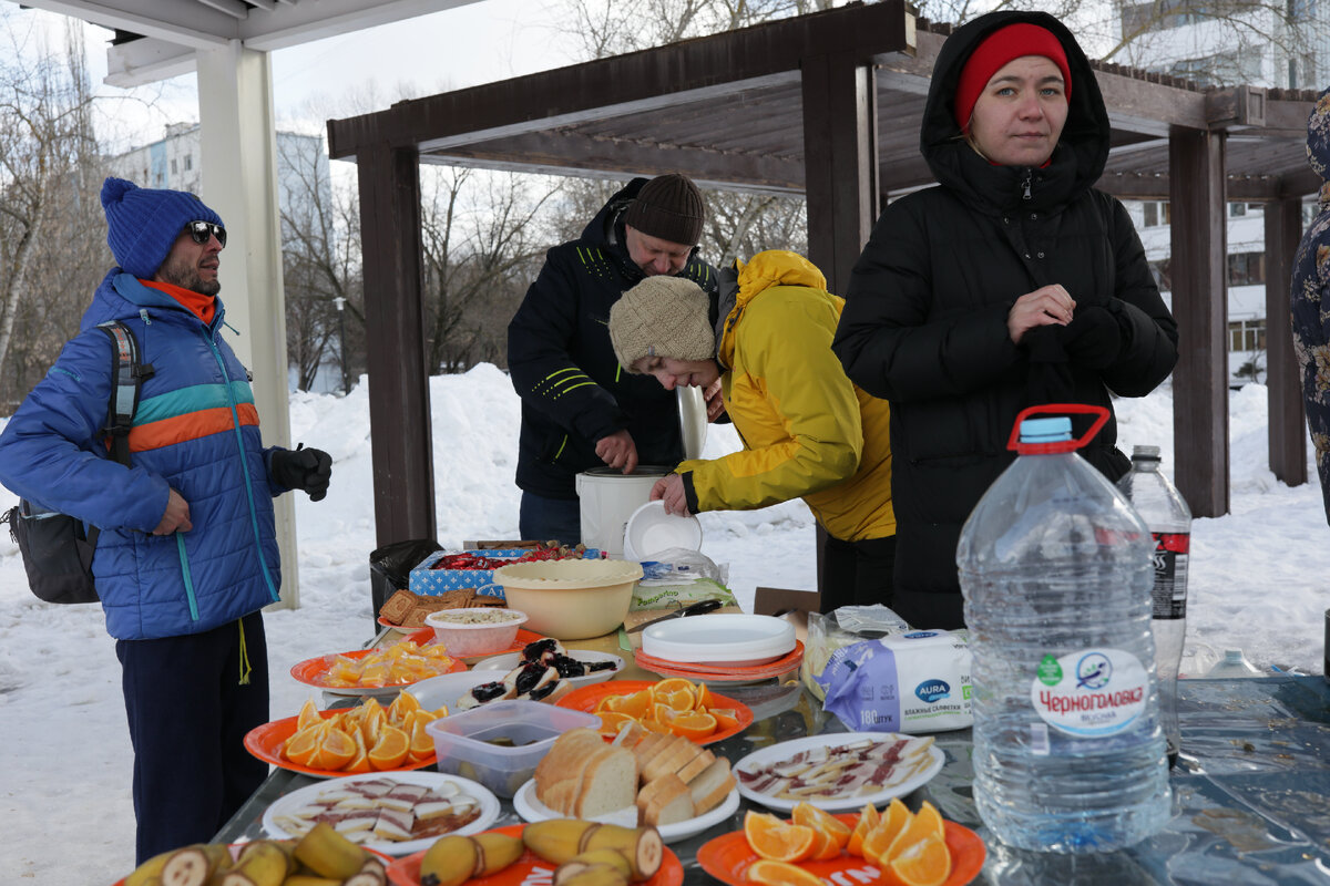 Ежик бегает по хате. Бежит быстрый ёж. Ёжик бежит по траве. Ежик рисунок. Скороговорка про ежа.