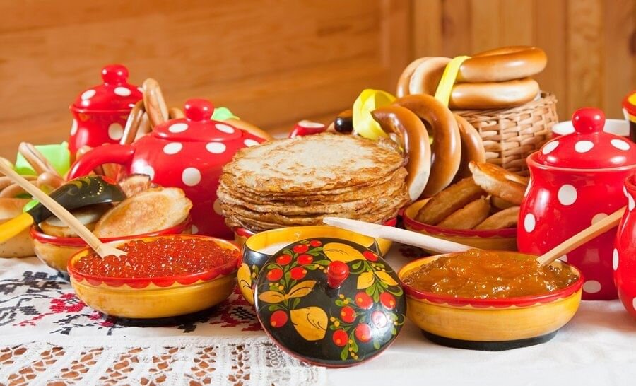 С блинами на столе
