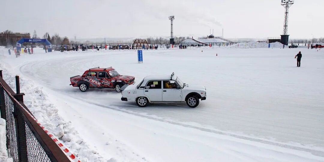 Управляемый занос на центральном катке: в Магнитогорске прошёл фестиваль зимнего дрифта