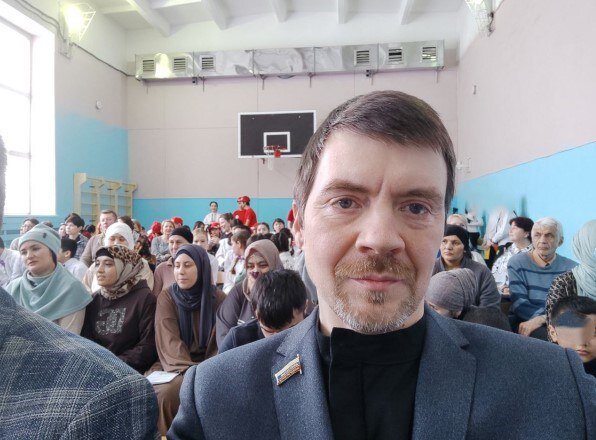 Фото: депутат Ростислав Антонов в новосибирской школе №66 
