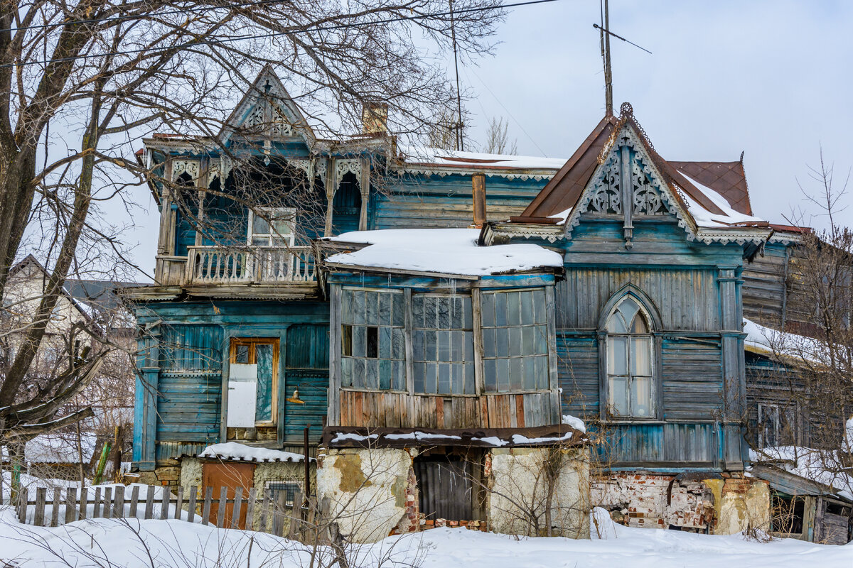 Вид на дом Огонь-Догановского со спуска Степана Разина