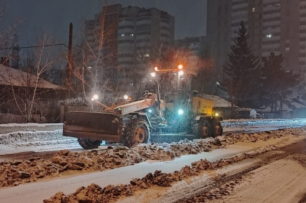    В Барнауле дорожники устраняют последствия ночного снегопада