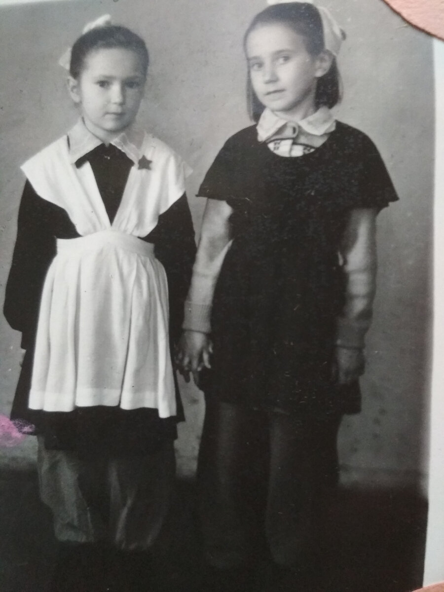 Танечка с подружкой Таней Князевой.