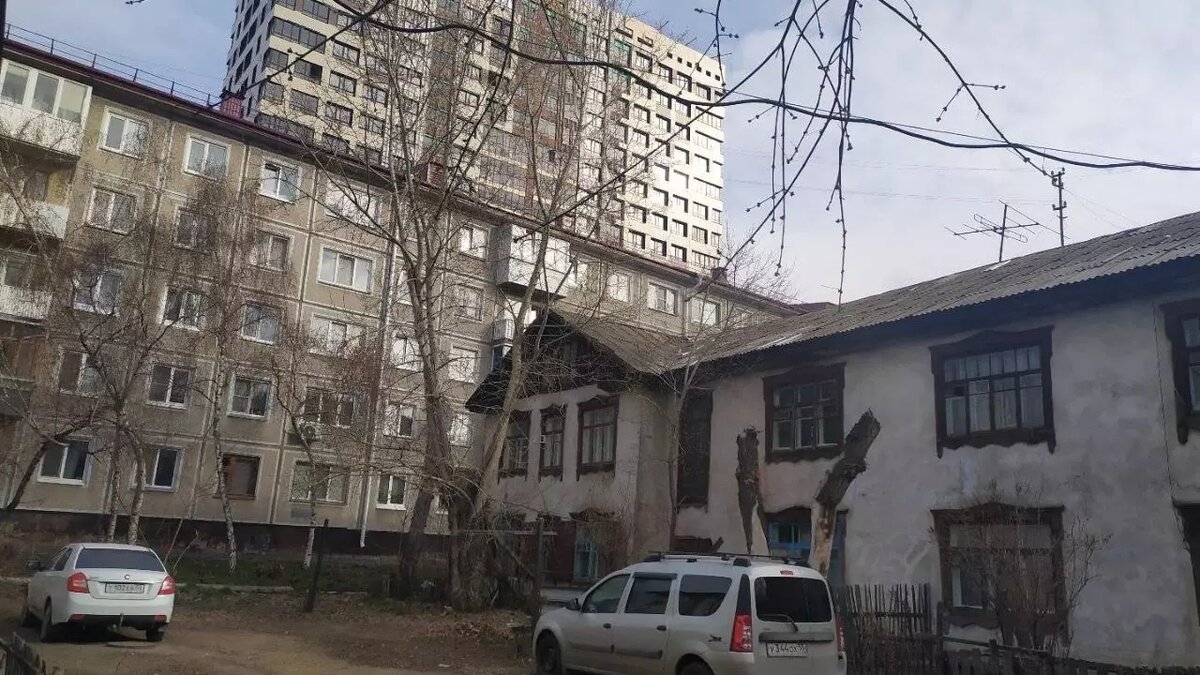     Две двухэтажки на Октябрьской, признанные аварийными около 10 лет назад, в скором времени должны снести. Омичи из соседних домов беспокоятся, что и их жилье тоже постигнет подобная судьба.