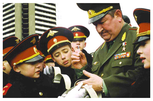 Генерал Трошев с кадетами созданного им Фондом патриотического воспитания молодежи