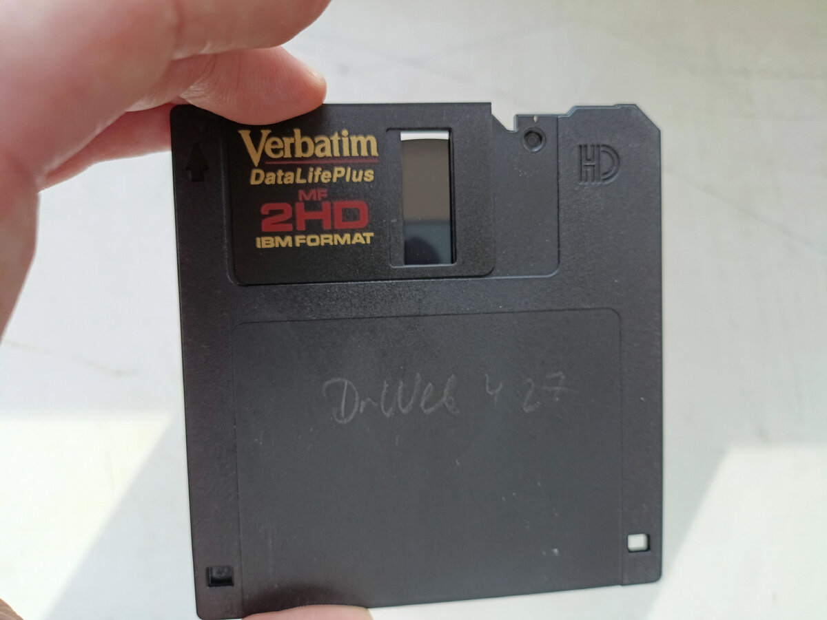 У каждой дискеты есть подпружиненная шторка, которая открывается внутри привода - дисковода гибких дисков.