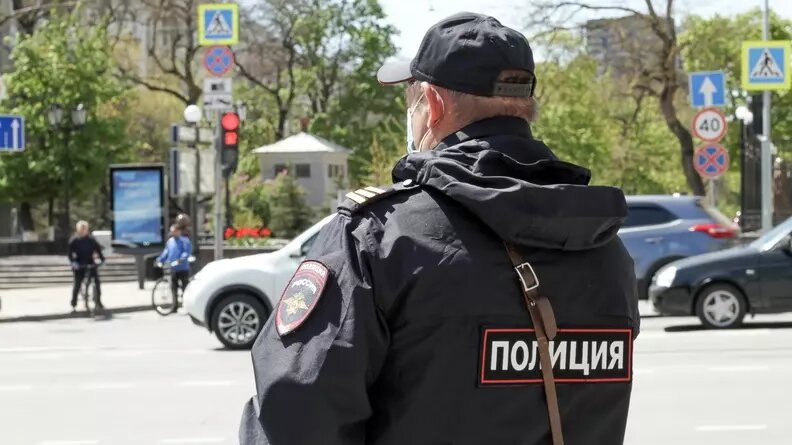     Пожилой мужчина имеет проблемы со здоровьем и может быть дезориентирован в пространстве.