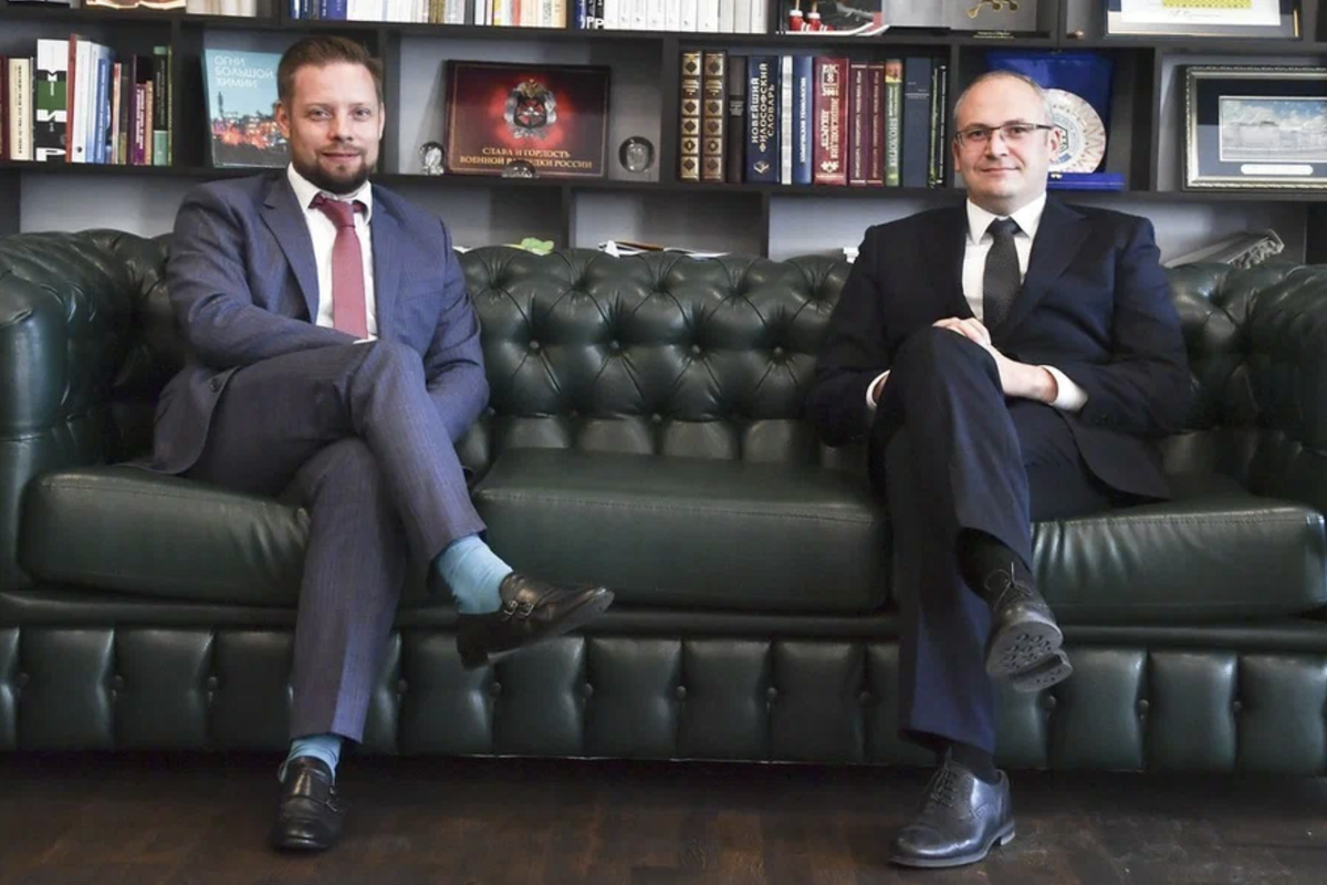 Заместитель директора Центра им. Гамалеи, Павел Вандышев (справа) и ректор РХТУ им. Менделеева, доктор технических наук, профессор Илья Воротынцев.