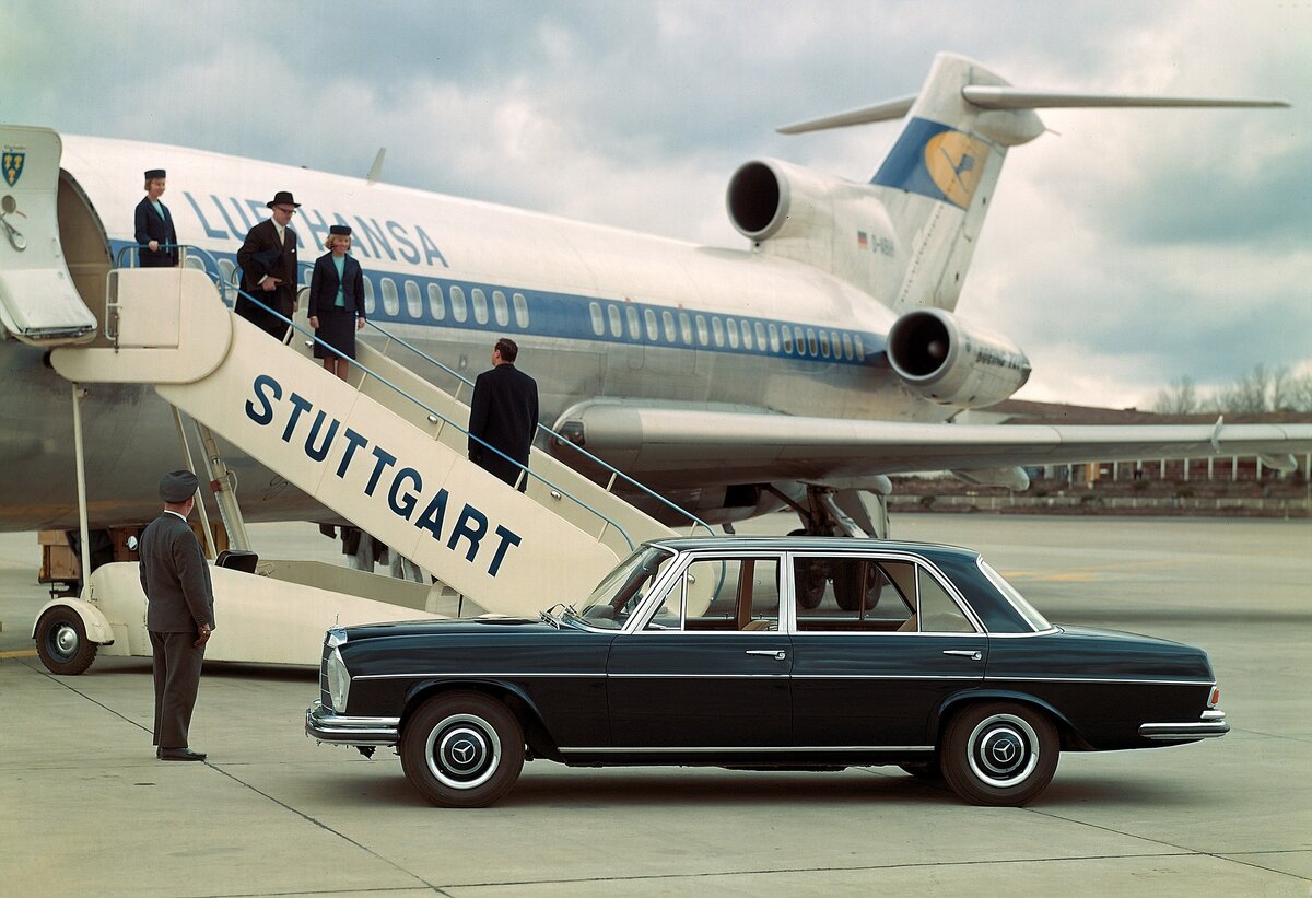"Мерседес-Бенц-300SEL" тип W109, Самолет, на фоне которого сфотографирован автомобиль, - "Боинг-727". Не правда ли, очень похож на "Ту-154"?