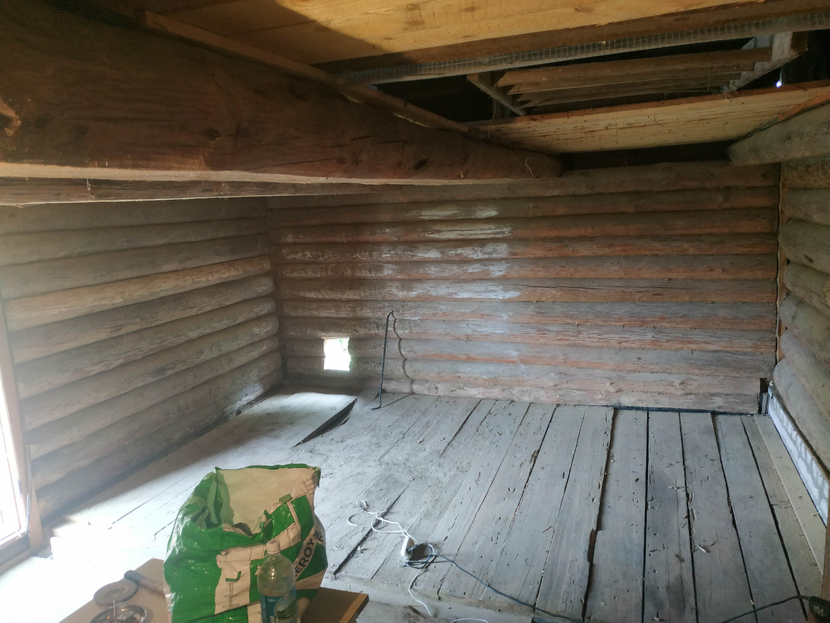 Бревна были все в куриных радостях, пришлось чистить их болгаркой..