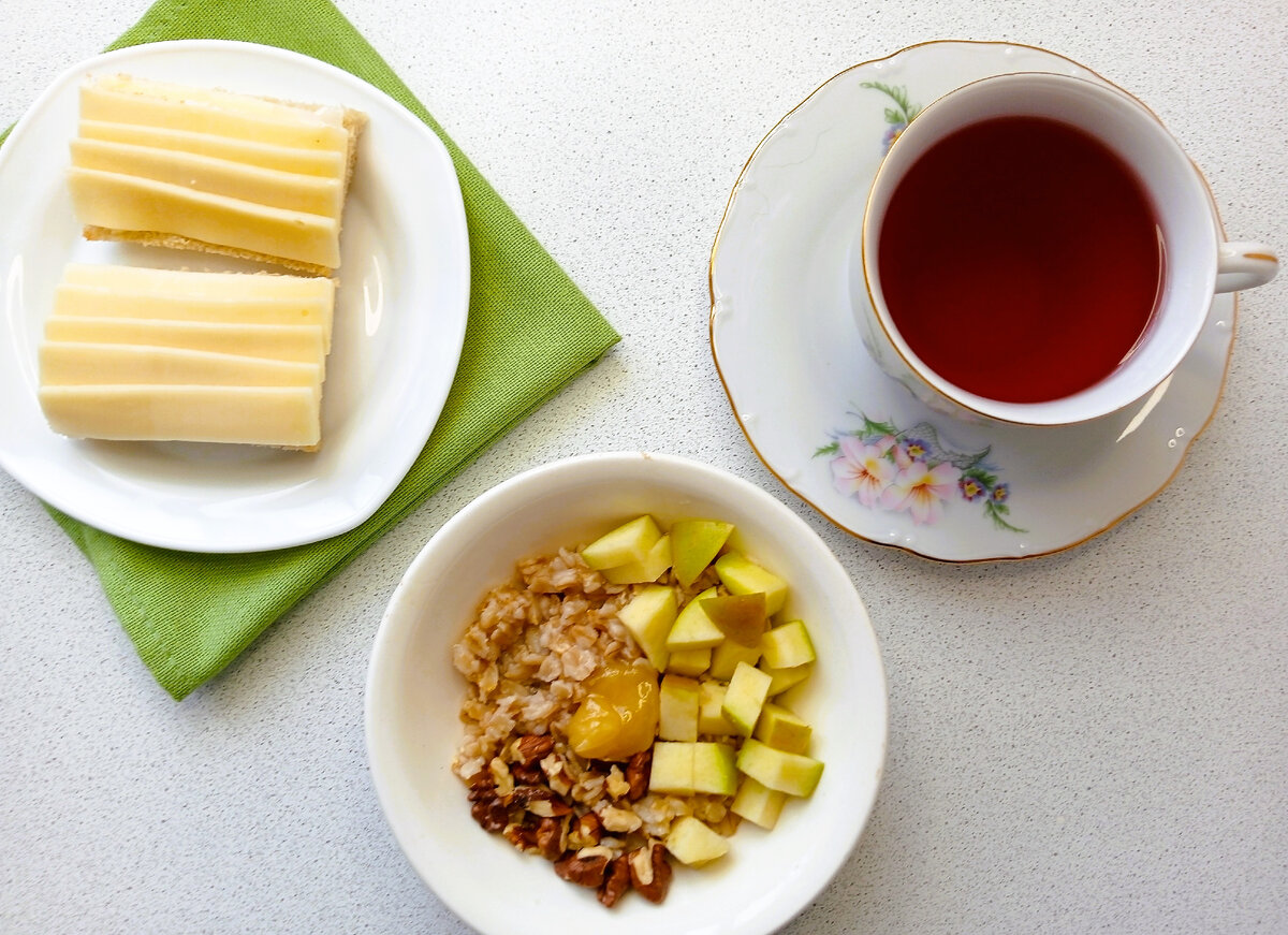 Овсянка с яблоками, орехами и медом. Бутерброды с маслом и сыром. Травяной чай.