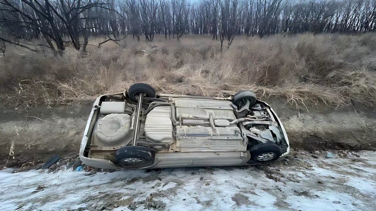     Пьяная водительница устроила ДТП на трассе в Приморье. Она не справилась с управлением и перевернула машину в кювет.