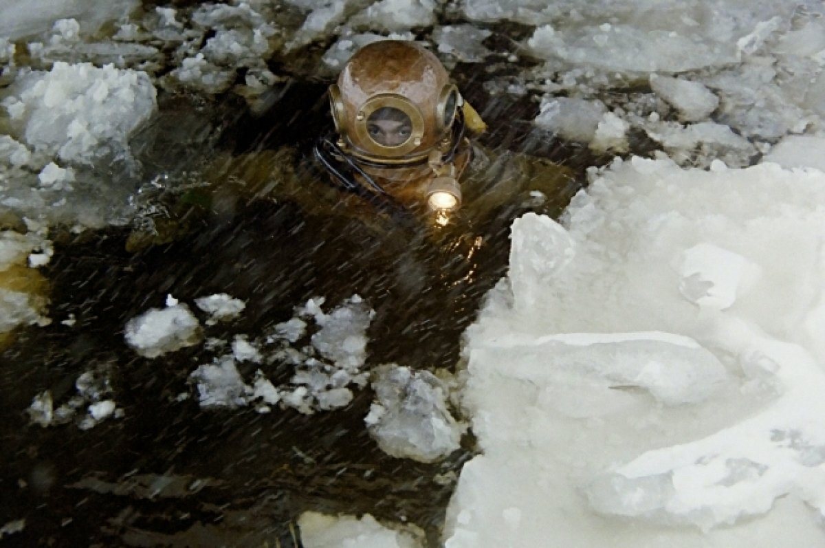    УАЗ с двумя мужчинами провалился под лёд озера Сяберо в Ленобласти