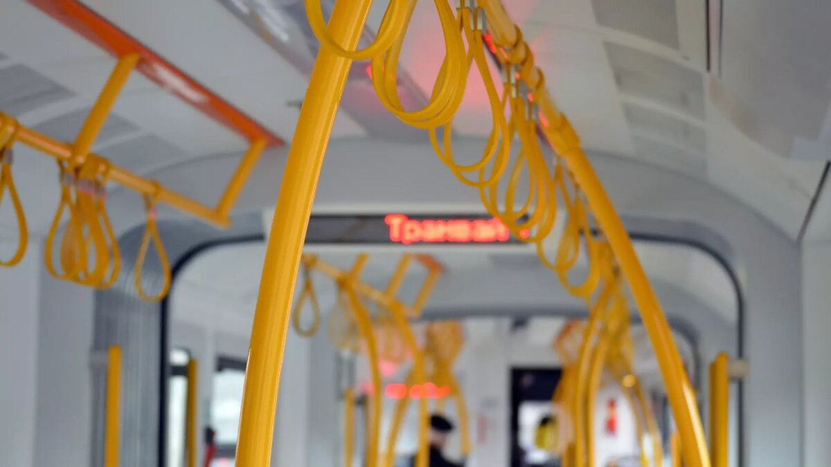     Пассажиров настолько много, что в машинах не закрываются двери.