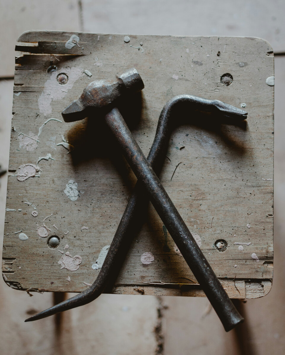 https://unsplash.com/photos/grey-ball-peen-hammer-and-crow-bar-on-brown-wood-xotYNwJiyqo