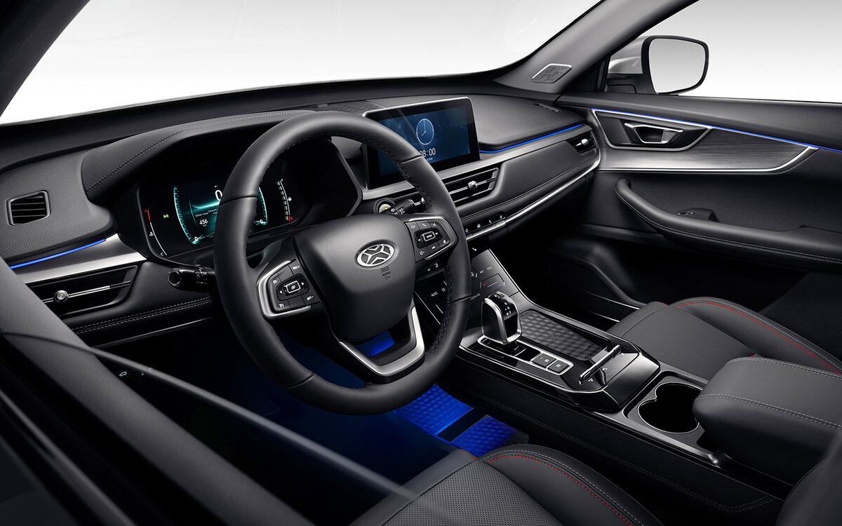 ООО «Автозавод Санкт-Петербург»📷XCITE X-Cross 7 получил штатную беспроводную зарядку для смартфонов, двухзонный климат-контроль, кожаные сиденья с электроприводом и обогревом передних сидений, панорамную крышу с электроприводом люка и защитной шторкой. В машине есть атмосферная многоцветная подсветка и камера кругового обзора 360°