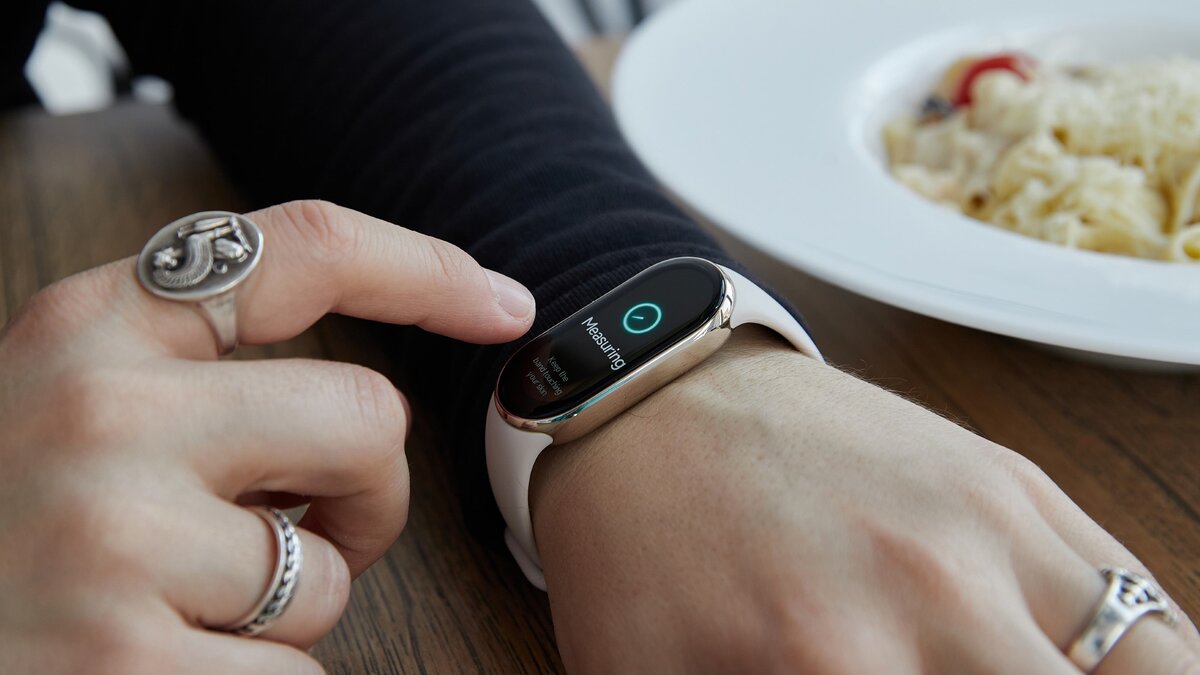 На фотографии Xiaomi Band 8.